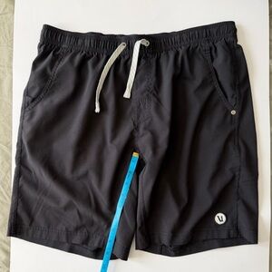 Men’s Vuori Banks Shorts size medium M mens